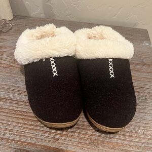 dearfoams Tan Slip-Resistant Sole Indoor Slippers